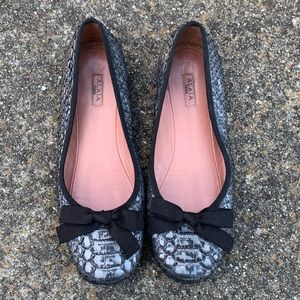 ALAΪA Petal Horseshoe Leg